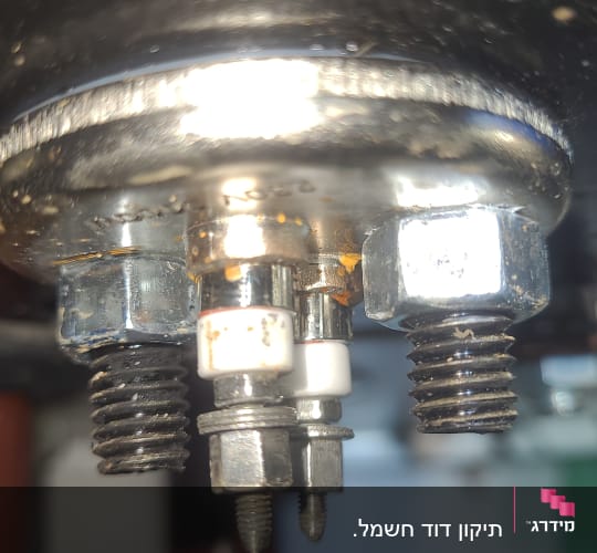 חיבורים מתכתיים תחת דוד שמש עם ברגים ואומים